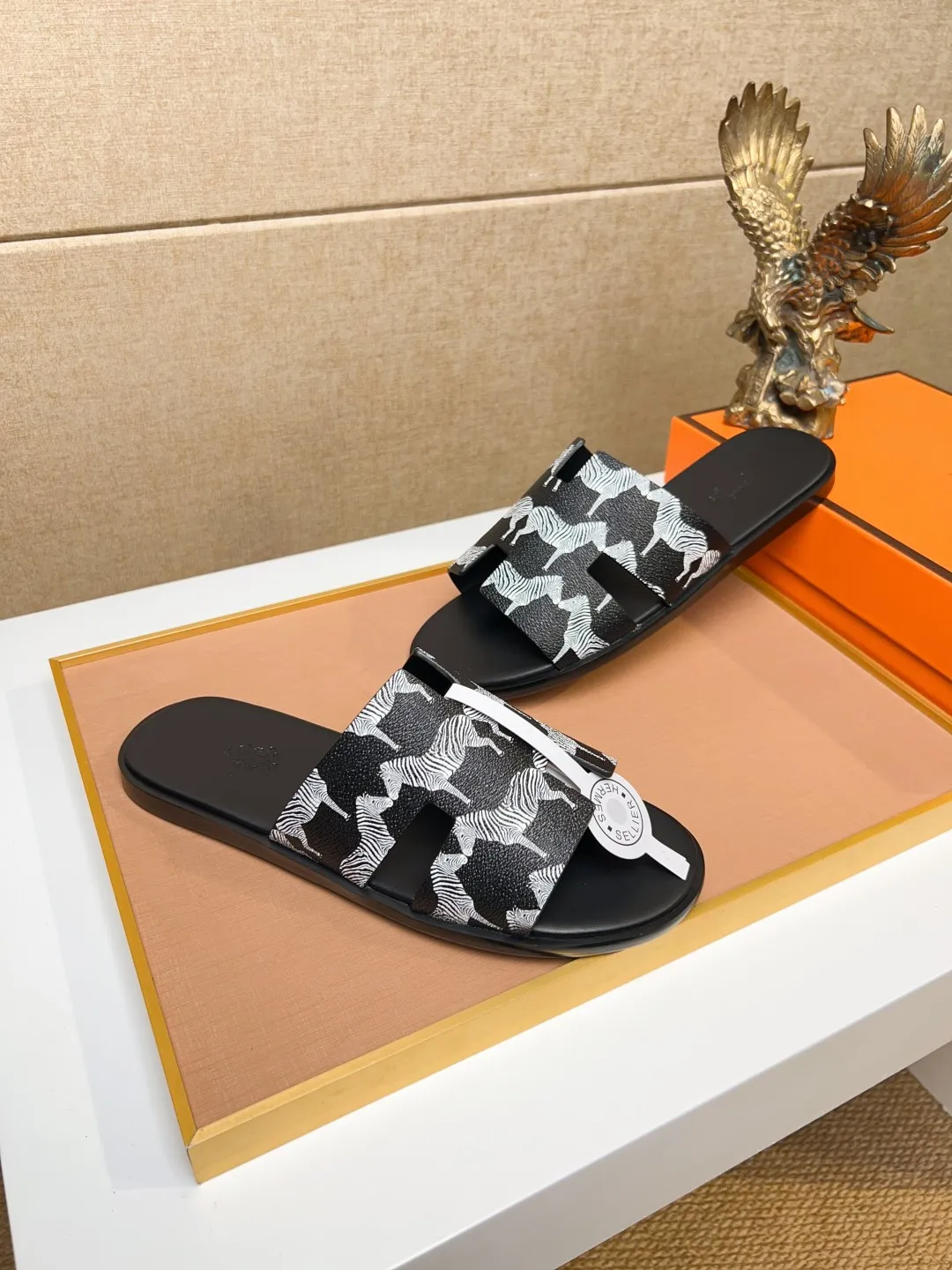 Men's clothing and shoes 💰280 💅💅💅 new arrival. Hermes Hermes official website latest counter synchronized new oran color leather H slippers, the original Paris version flew back to the original model and opened the mold to make it perfectly🍌The highest quality Sincerity, you can enter and leave the counter at will [Deyi] The upper is made of original customized  colored palm prints, crocodile print, ostrich print, colored cow leather, colored cow suede, 🤔 horse hair, 🥳 colored diamonds, 🥰 3D printing, and other genuine leather slippers, imported cow pattern foot pad lining, Italian  latest original genuine leather combination outsole Code number: 38-48 (customized at 46.47.48) Can be made into picture combination sole with genuine leather pattern and ordinary molded outsole